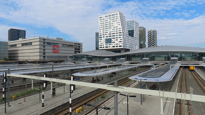 912056 Gezicht op de perrons en de stationshal van station Utrecht Centraal, vanaf de Moreelsebrug. Met op de ...